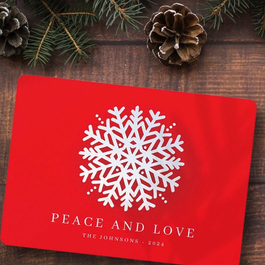 Moderne witte sneeuwvlok op rood feestdagenkaart