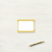 Moderne witte strepes Golden Yellow Post-it® Notes (Op bureau)