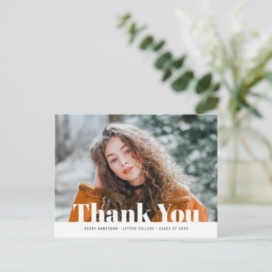 Moderne witte tekst foto afstuderen dank u briefkaart (Staand voorkant)