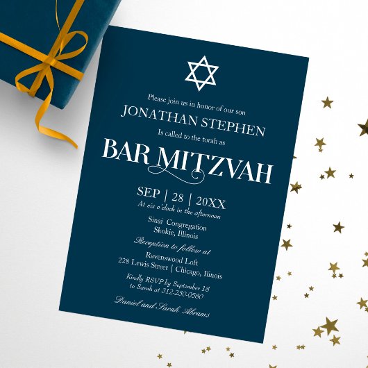 Moderne witte typografie op blauwe Bar Mitzvah Kaart