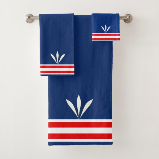 Moderne witte veren op blauw en rood bad handdoek (Insitu)