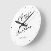 Moderne witte zwarte hand geletterde bruiloft ronde klok (Hoek)