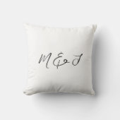 Moderne Witte Zwarte Hand Geletterde Monogram Huwe Kussen (Voorkant)