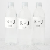 Moderne Witte & Zwarte Monogram Bruiloft Waterfles Etiket (Flessen)