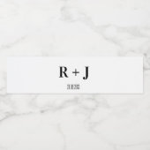 Moderne Witte & Zwarte Monogram Bruiloft Waterfles Etiket (Enkel label)