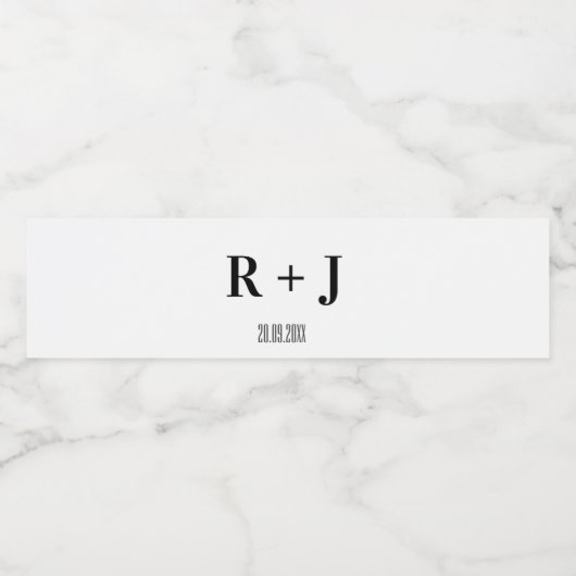 Moderne Witte & Zwarte Monogram Bruiloft Waterfles Etiket (Enkel label)