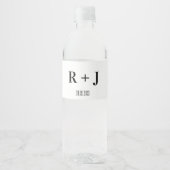 Moderne Witte & Zwarte Monogram Bruiloft Waterfles Etiket (Voorkant)