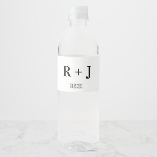 Moderne Witte & Zwarte Monogram Bruiloft Waterfles Etiket (Voorkant)