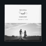 Moderne witte & zwarte script koppel foto trouw  magneet<br><div class="desc">Een mooi wit en zwart kalligrafisch script ontwerp met de foto van het koppel. Een modern ontwerp voor een trouwfoto met eenvoudige minimalistische elementen. Een ideaal modern trouwcadeau-ontwerp voor iedereen die van kalligrafie,  zwart-wit ontwerpen en fototroostationery houdt. Bijpassende trouwuitnodigingen en andere stationery zijn ook beschikbaar.</div>