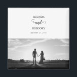 Moderne witte & zwarte script koppel foto trouw  magneet<br><div class="desc">Een mooi wit en zwart kalligrafisch script ontwerp met de foto van het koppel. Een modern ontwerp voor een trouwfoto met eenvoudige minimalistische elementen. Een ideaal modern trouwcadeau-ontwerp voor iedereen die van kalligrafie,  zwart-wit ontwerpen en fototroostationery houdt. Bijpassende trouwuitnodigingen en andere stationery zijn ook beschikbaar.</div>