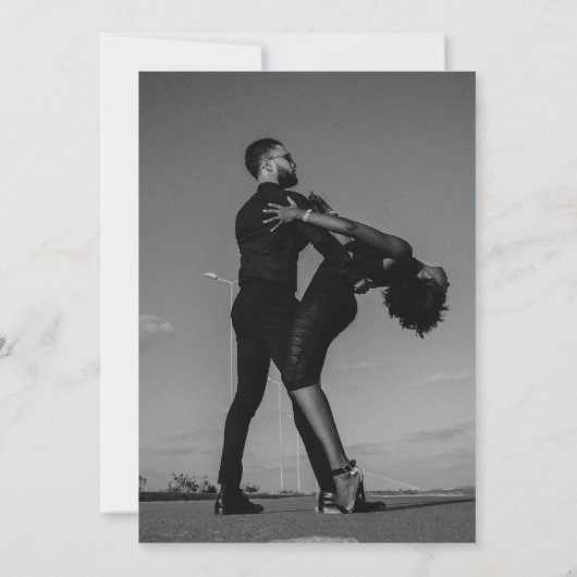 Moderne witte & zwarte scriptie koppel foto bruilo save the date (Achterkant)