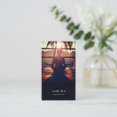 Moderne Yoga Instructeur Wellness Monogram QR Visitekaartje (Staand voorkant)