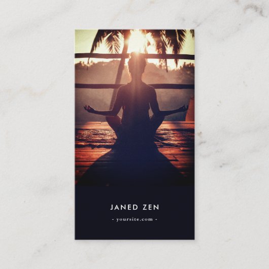 Moderne Yoga Instructeur Wellness Monogram QR Visitekaartje (Voorkant)