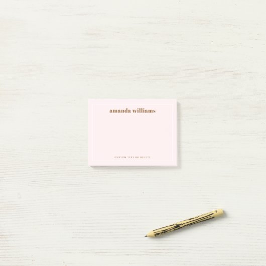 Moderne zachte lichtroze aangepaste naam en tekst post-it® notes (Op bureau)