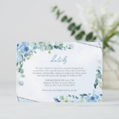 Moderne zachte pastelblauwe bloemen zilveren detai informatiekaartje (Staand voorkant)