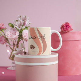 Moderne zachte perzik en aardse make-up artist een koffiemok