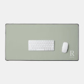Moderne Zachte Salie Aangepaste Initiële Monogram Bureaumat (Keyboard & Muis)