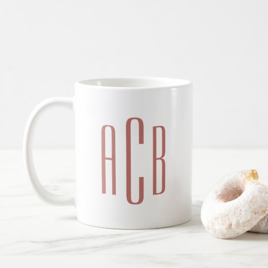 Moderne zachte terracotta drie letters monogram koffiemok (Met donut)
