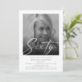 Moderne Zestig Foto Verjaardagsfeestuitnodiging Kaart (Staand voorkant)