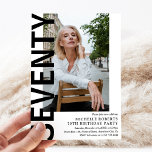 Moderne ZEVENTY Foto 70th Birthday Party Kaart<br><div class="desc">Modern 70th Birthday Invitation - Design beschikt over een witte achtergrond die kan worden veranderd in elke kleur,  een portretfoto,  de tekst 'SEVENTY' in vet zwart lettertype en een elegante sjabloon voor verjaardagsfeestjes die gemakkelijk kan worden gepersonaliseerd. Stijlvol,  trendy en perfect voor elke leeftijd!</div>