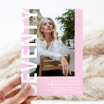 Moderne ZEVENTY Foto 70th Birthday Party Kaart<br><div class="desc">Modern 70th Birthday Invitation - Design beschikt over een roze achtergrond die kan worden veranderd in elke kleur,  een portretfoto,  de tekst 'SEVENTY' in vet wit lettertype en een elegante sjabloon voor verjaardagsfeestjes die gemakkelijk kan worden gepersonaliseerd. Stijlvol,  trendy en perfect voor elke leeftijd!</div>