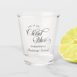 Moderne zij is in de zevende hemel vrijgezellenwee shot glas