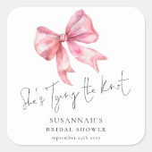 Moderne 'Zij Knoopt de Knoop' Roze Strik Bruidsmei Vierkante Sticker (Voorkant)