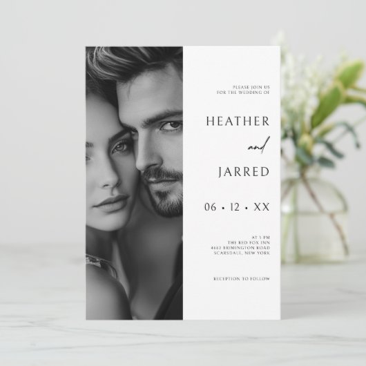 Moderne zijfoto zwart-wit QR-code bruiloft Kaart (Staand voorkant)