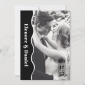 Moderne zijgolf zwart-wit foto bruiloft save the date (Voorkant)