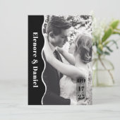 Moderne zijgolf zwart-wit foto bruiloft save the date (Staand voorkant)