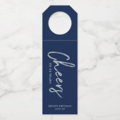 Moderne Zilver & Navy Borstel Lettering Proost Fee Flessenhanger (Voorkant)