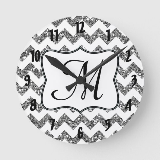 Moderne zilveren Chevron Monogram Initialen wandkl Ronde Klok (Voorkant)