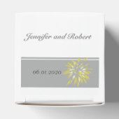 Moderne Zilveren en Buttercup Flower Favor Box Bedankdoosjes (Bovenkant)
