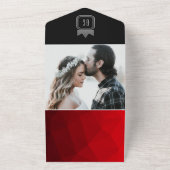 Moderne Zilveren Rood Zwart Monogram Huwelijksuitn All In One Uitnodiging (Buitenkant)