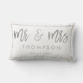 Moderne zilveren witte Mr en Mrs huwelijksgeschenk Kussen (Achterkant)