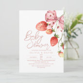 Moderne Zoete Bes Baby Shower Aardbei Uitnodiging (Staand voorkant)