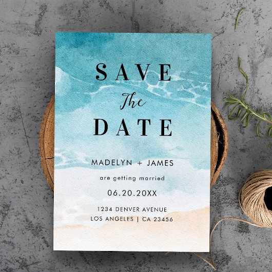 Moderne zomer strand bruiloft aan de oceaan save the date