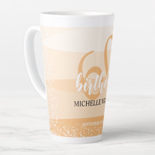 Moderne zomer verjaardagsfeestje in roze latte mok (Linkerhoek)