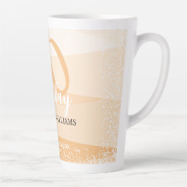 Moderne zomer verjaardagsfeestje in roze latte mok