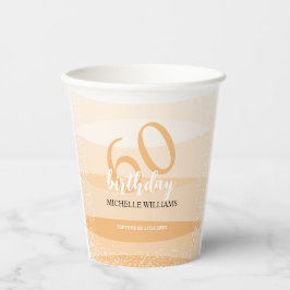 Moderne zomer verjaardagsfeestje in roze papieren bekers