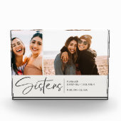 Moderne zussen houden twee foto's Bleek crème (Voorkant)