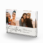 Moderne zussen houden twee foto's Bleek crème (Rechts)