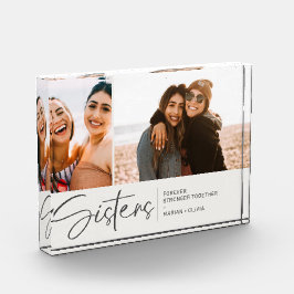 Moderne zussen houden twee foto's Bleek crème