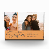 Moderne zussen houden twee foto's Bleek Sinaasappe (Voorkant)