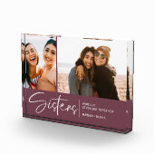 Moderne zussen houden twee foto's Paars (Rechts)