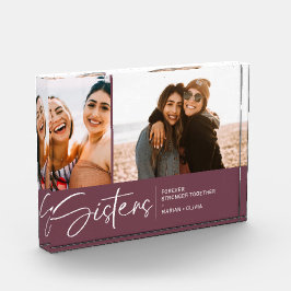 Moderne zussen houden twee foto's Paars