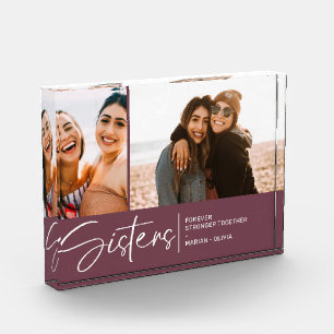 Moderne zussen houden twee foto's Paars