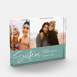 Moderne zussen houden twee foto's roofachtig Blauw