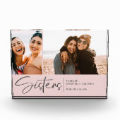 Moderne zusters houden twee foto's bloost roze (Voorkant)