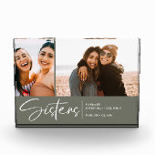 Moderne zusters houden twee foto's olive groen (Voorkant)